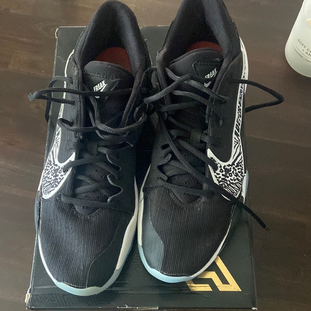 Mens 10 Nike Freak 2 basketball shoes